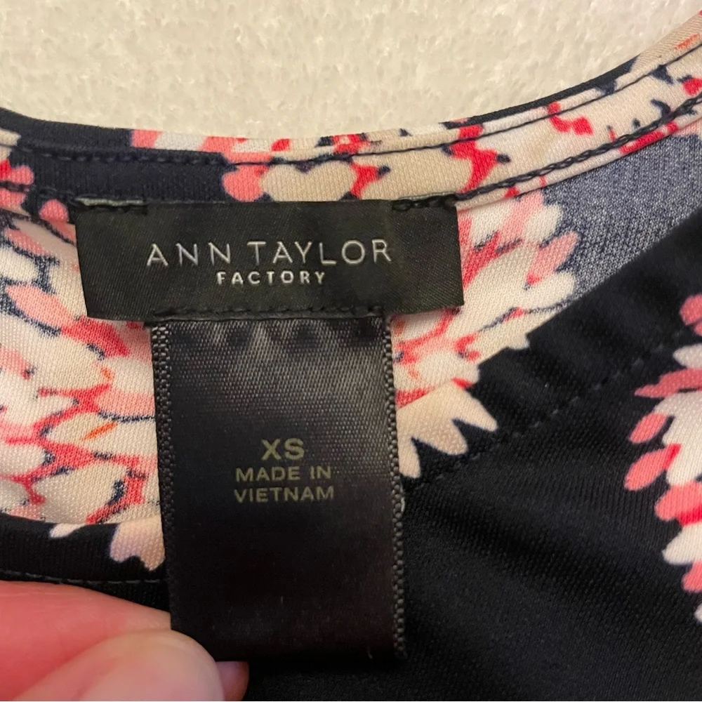 Ann Taylor Factory Tie Front Sleeveless Floral Tank. Size XS - Picture 5 of 5